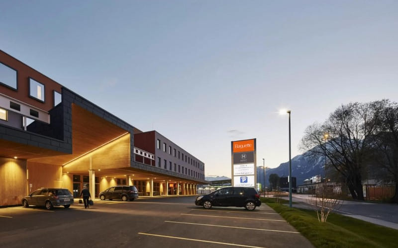 foto_hall_west_neue_logos.jpg